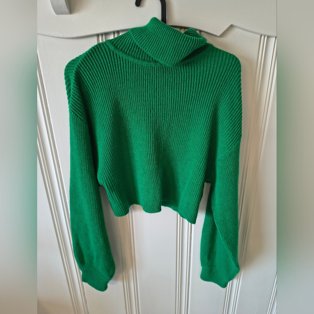 H&M Divided Green Ribbed Cropped Turtleneck Sweater